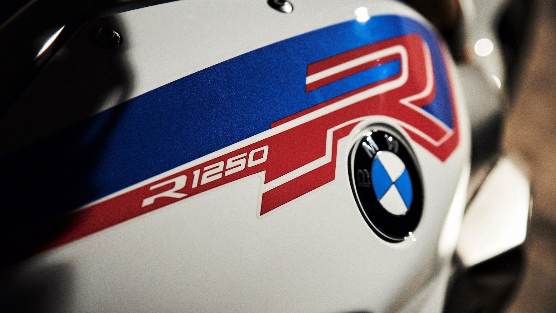 La BMW R 1250 R Style Sport avec le réservoir à l'honneur