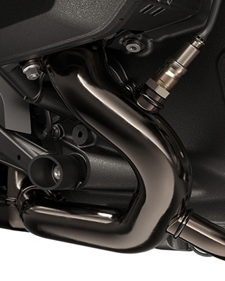 Installation d'échappement en Dark Chrome de la R 1300 R de BMW Motorrad