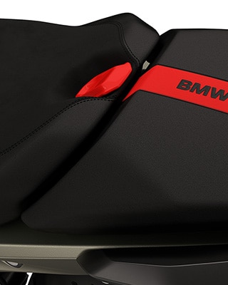Der lackierte Sitzbankeinleger der R 1300 RS von BMW Motorrad