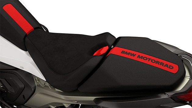 Der lackierte Sitzbankeinleger der R 1300 RS von BMW Motorrad