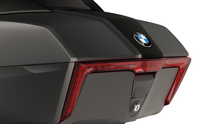 Fokus auf das Topcase mit LED-Rücklicht der K 1600 Grand America.