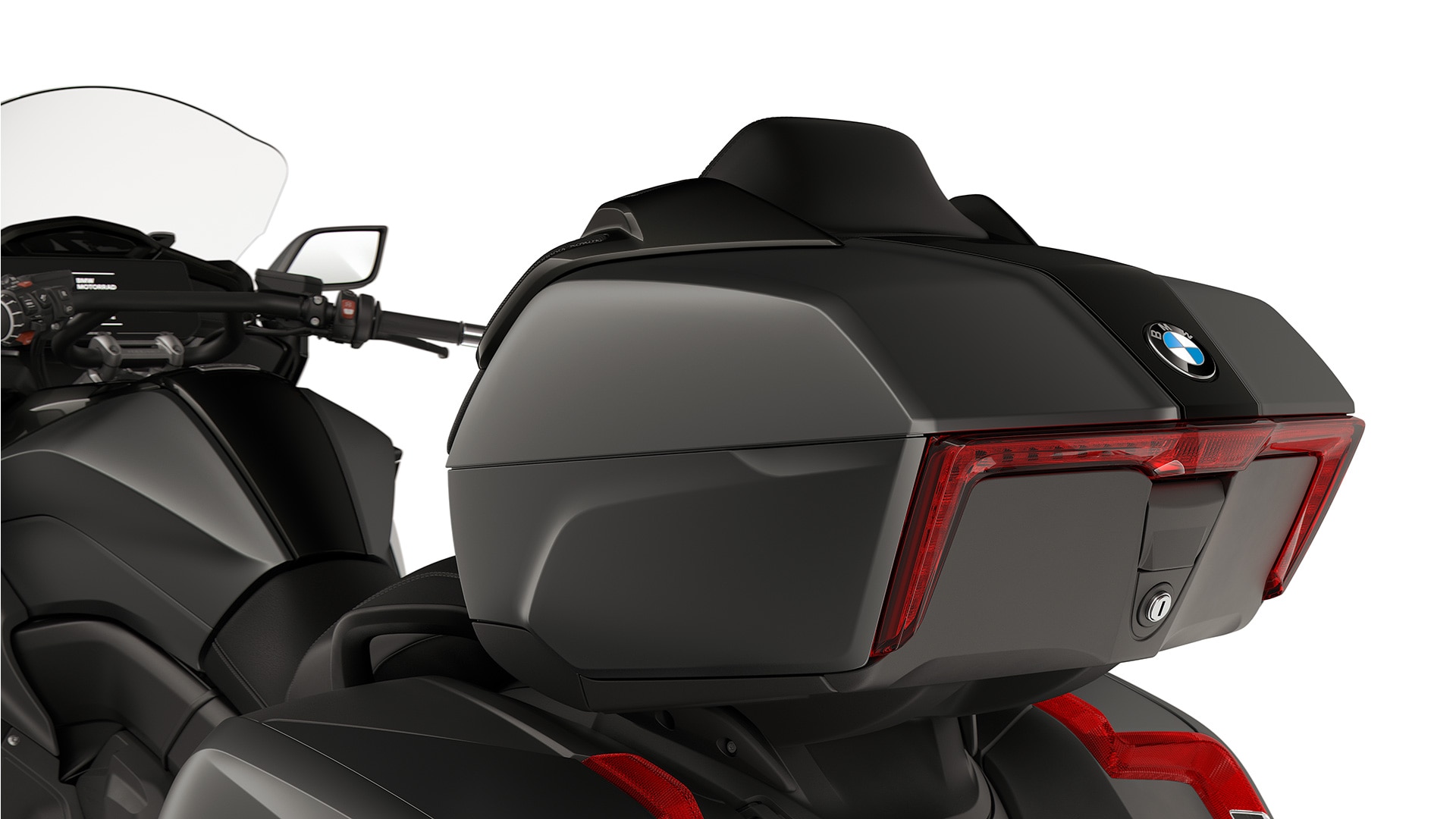 Fokus auf das Topcase mit LED-Rücklicht der K 1600 Grand America.