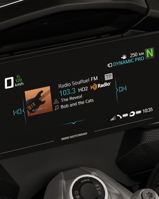 Fokus auf das TFT-Display und die Boxen der K 1600 Grand America.