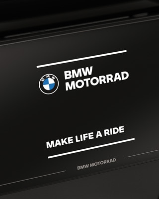 Fokus auf das Farbdisplay mit BMW Motorrad Startscreen.