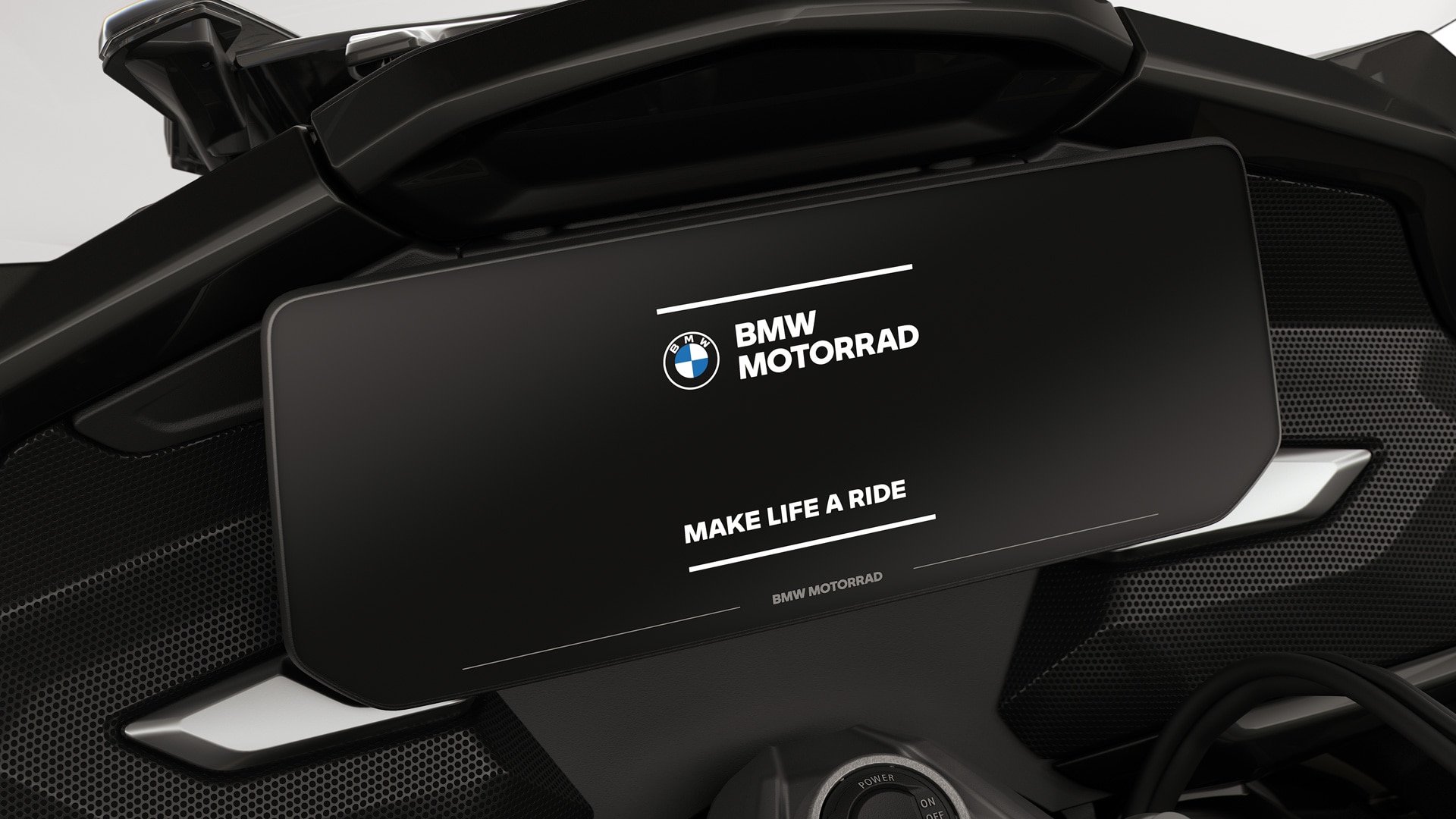 Fokus auf das Farbdisplay mit BMW Motorrad Startscreen.