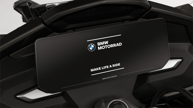 Fokus auf das Farbdisplay mit BMW Motorrad Startscreen.
