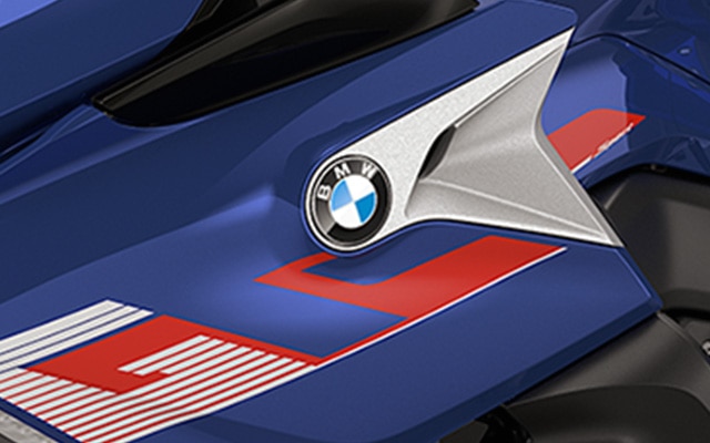 K 1600 GT in Lightwhite uni/Racingblue metallic/ Racingred uni.