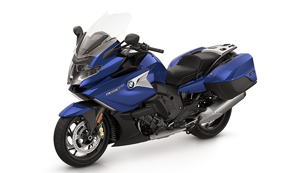 La K 1600 GT en Light white uni / Racing blue metallic / Racing red uni.