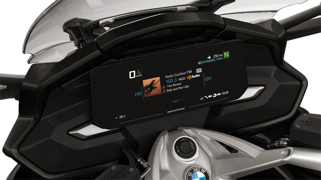 Fokus auf das TFT-Display und die Boxen der K 1600 GT.