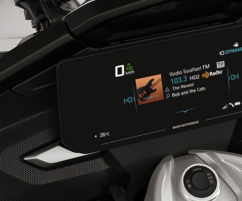 Primo piano del display TFT e delle casse della K 1600 GTL.
