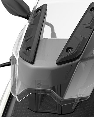 Wir sehen das Windschild des C 400 X.