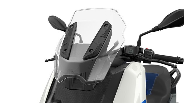 Wir sehen das Windschild des C 400 X.