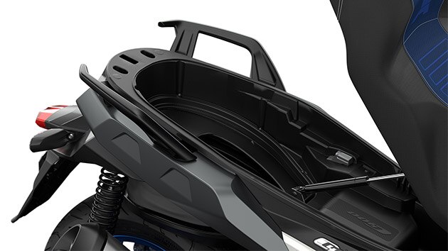Wir sehen das offene Flexcase Staufach des C 400 X.