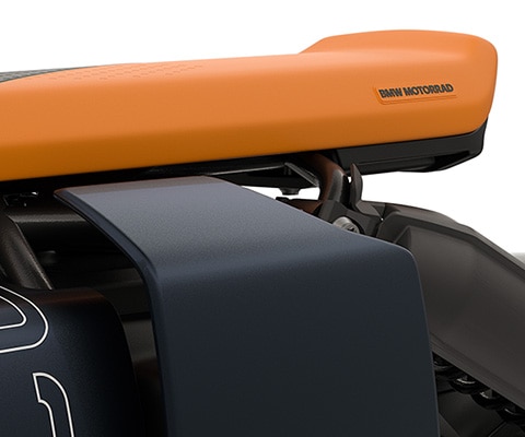 Schwebende Sitzbank in schwarz-orange.