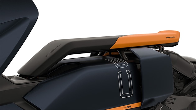 Schwebende Sitzbank in schwarz-orange.