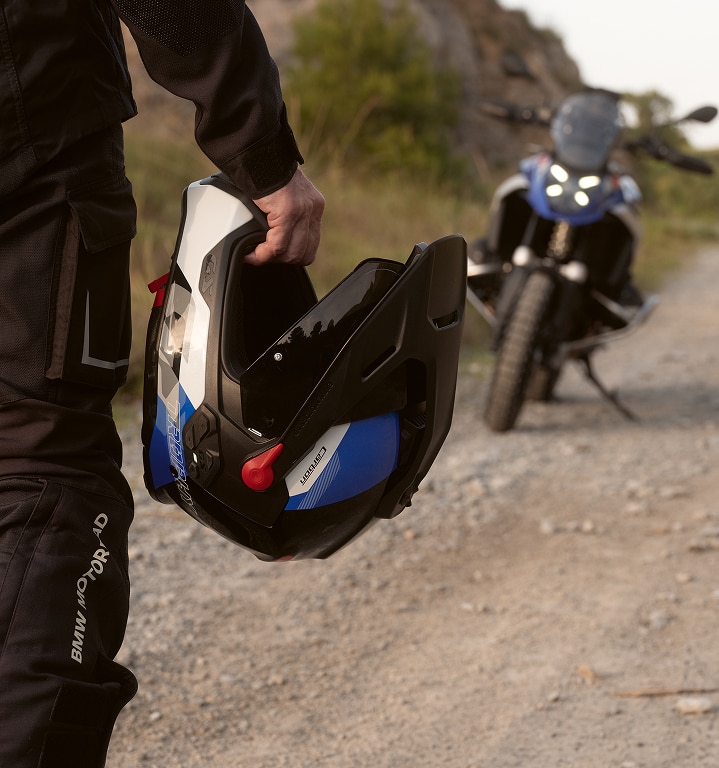 Una persona tiene in mano un casco da motociclista.
