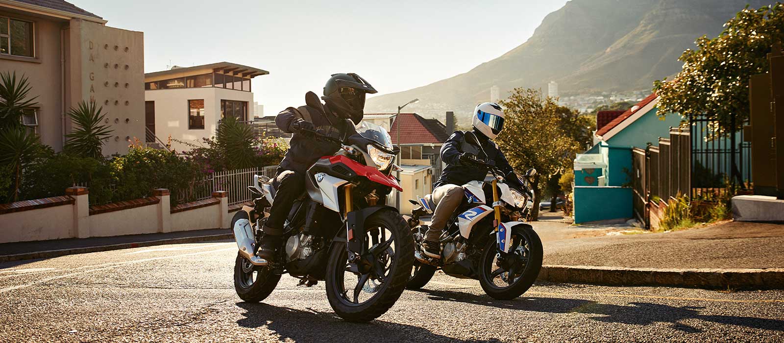 G 310 R e G 310 GS sur la route