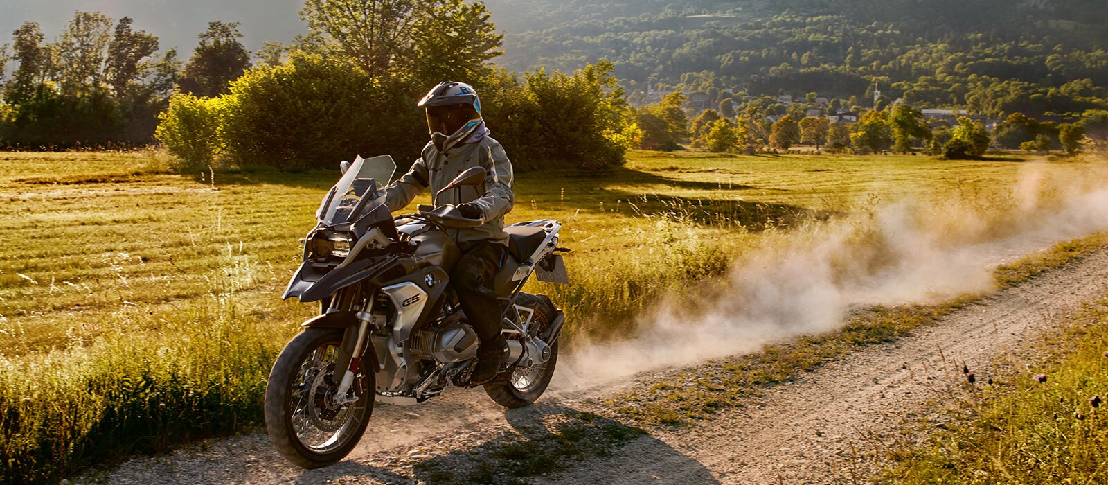 Eine R 1250 GS fährt auf einem Feldweg
