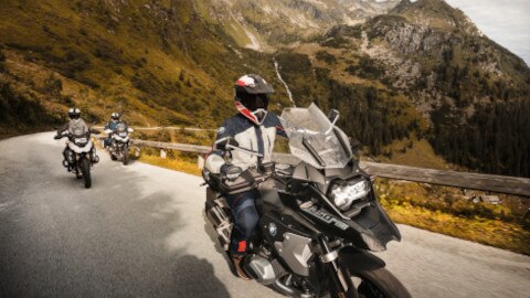 Mehrere R 1250 GS fahren auf einer Passstrasse